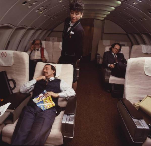 Alitalia. Interno della business class di un aeromobile - hostess sorveglia il riposo di un passeggero