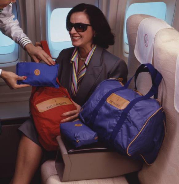 Alitalia. Vendita di prodotti di lusso a bordo - sacche da viaggio di Trussardi