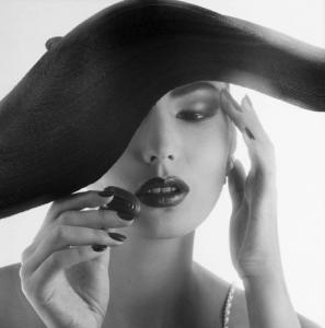 Perugina. Ritratto femminile in studio - modella con cappello e cioccolatino