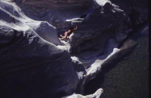Val Verzasca - fotomodella nuda sdraiata sopra una conca ghiaiosa