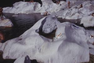 Val Verzasca - sopralluogo nella zona prima dello scatto fotografico - veduta con i bagnanti