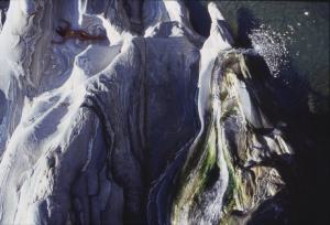 Val Verzasca - fotomodella nuda sdraiata all'interno di una conca ghiaiosa