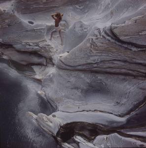 Val Verzasca - fotomodella in collant all'interno di una conca ghiaiosa