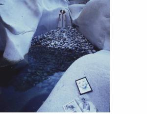 Val Verzasca - coppia di fotomodelle in vestaglia bianca all'interno di una conca ghiaiosa. In primo piano un assemblaggio di immagini tra le quali si riconosce il volto di Marylin Monroe