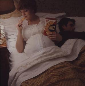 Campagna pubblicitaria Ritz Saiwa - una coppia di coniugi nel loro letto - la donna assaggia di nascosto un salatino di nascosto dal marito, che dorme