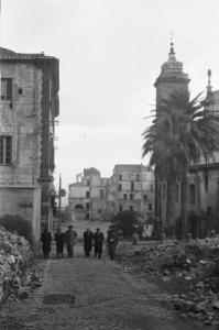 Roma. Edifici semidistrutti dai bombardamenti - macerie - persone