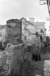 Roma. Edifici semidistrutti dai bombardamenti - macerie - persone