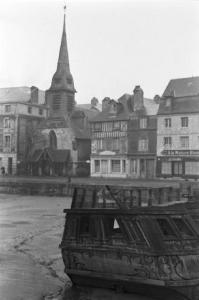Honfleur. Edifici affacciati sul mare durante la bassa marea e imbarcazione in secca