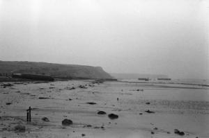 Normandia. Le spiaggie teatro dello sbarco alleato con la bassa marea. Rottami di mezzi anfibi