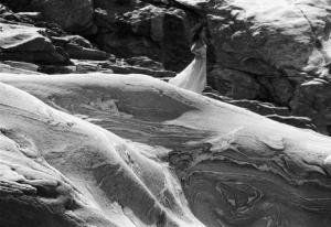 Val Verzasca - fotomodella in abito a pois cammina sulle rocce