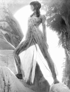 Val Verzasca. Fotomodella in abito di seta in posa sopra un massiccio roccioso