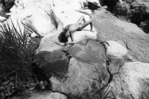 Val Verzasca - fotomodella nuda sdraiata sopra un massiccio roccioso