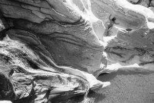 Val Verzasca - fotomodella nuda all'interno di un massiccio roccioso