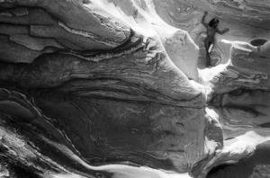 Val Verzasca - fotomodella nuda al'interno di un massiccio roccioso