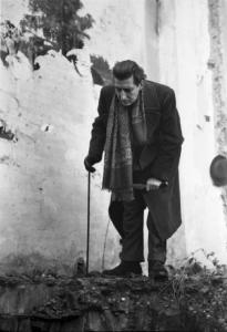 Italia Dopoguerra. Il pittore e architetto Fabrizio Clericisi posa tra le rovine di un palazzo bombardato