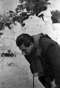 Italia Dopoguerra. Il pittore e architetto Fabrizio Clericisi posa tra le rovine di un palazzo bombardato