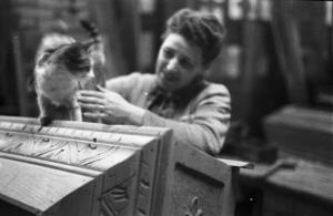 Alessandria. Laboratorio artigiano per la fabbricazione di casse da morto - donna con gatto