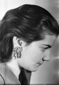 Giovane donna indossa un elaborato orecchino