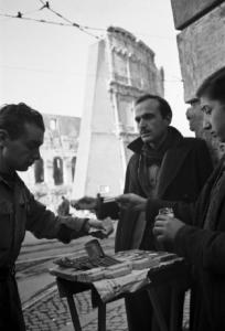 Italia Dopoguerra. Roma. Mercato nero. Vendita di sigarette all'angolo di una strada