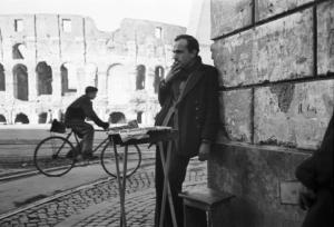 Italia Dopoguerra. Roma. Mercato nero. Vendita di sigarette all'angolo di una strada. Sullo sfondo il Colosseo