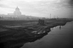 Italia Dopoguerra. Roma. Ponte sul Tevere in costruzione. Opere di sbancamento lungo la sponda del fiume