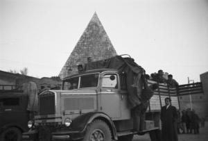 Italia Dopoguerra. Roma. Capannello di persone davanti alla piramide di Caio Cestio