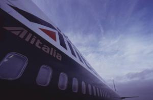 Alitalia. La carlinga dell'aeromobile con il logo della compagnia di bandiera