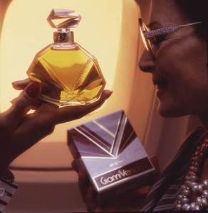 Alitalia. Vendita di prodotti di lusso a bordo - profumo di Gianni Versace