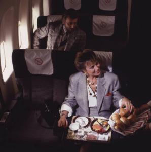 Alitalia. Interno della economy class di un aeromobile - passeggeri durante il servizio pranzo
