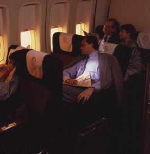 Alitalia. Interno della economy class di un aeromobile - passeggeri in riposo