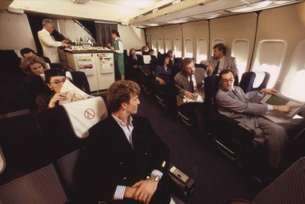 Alitalia. Interno della economy class di un aeromobile - passeggeri durante il volo