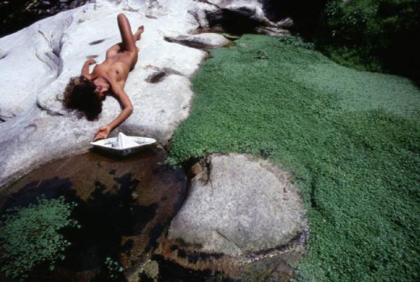 Valle Verzasca. Nudo femminile sdraiato su una roccia