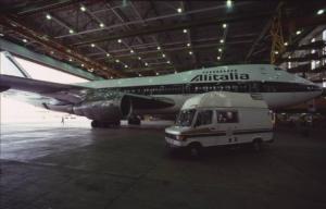 Alitalia. Interno di un hangar - aeroplano della compagnia di bandiera e furgone di servizio