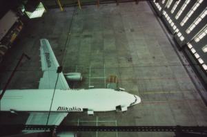 Alitalia. Interno di un hangar - un aeroplano della compagni di bandiera con il logo sulle ali e sulla carlinga