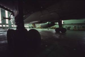 Alitalia. Interno di un hangar - parte sottostante della carlinga di un aeroplano con i carrelli