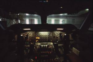 Alitalia. Interno della cabina di pilotaggio di un aeroplano - strumentazione di bordo