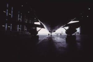 Alitalia. Interno di un hangar - carlinga di un aeroplano della compagnia di bandiera