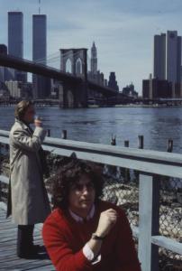New York. Ritratto maschile, giovane posa di fronte all'isola di Manhattan ripresa da Brooklyn - il Ponte di Brooklyn e le Twin Towers sullo sfondo
