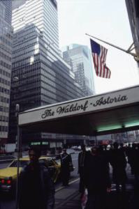 New York. Manhattan - ingresso del Waldorf Astoria Hotel. In alto sventola la bandiera americana