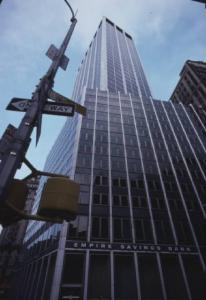 New York. Manhattan - Empire State Building. A lato cartelli stradali