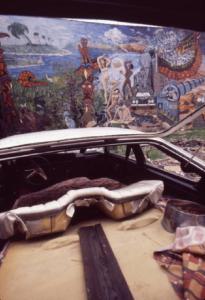 New York. Murales e automobile adibita ad abitazione di un barbone