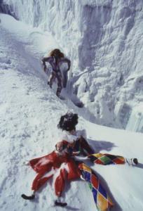 Campagna pubblicitaria Ellesse. Fotomodella indossa tuta da sci arlecchino - neve - fantocci