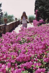 Campagna pubblicitaria Ellesse. Fotomodella indossa completo da tennis bianco e rosa - fiori di azalea