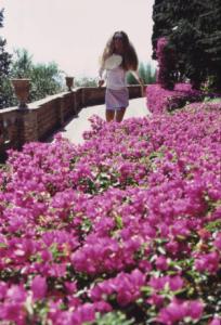 Campagna pubblicitaria Ellesse. Fotomodella indossa completo da tennis bianco e rosa - fiori di azalea