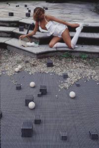Campagna pubblicitaria Ellesse. Fotomodella indossa completo intimo - scarpe tennis - palline da tennis e cubi sparsi