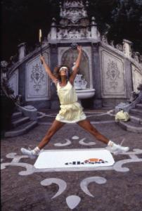 Campagna pubblicitaria Ellesse. Fotomodella indossa completo da tennis giallo e bianco - scalinata con fontana