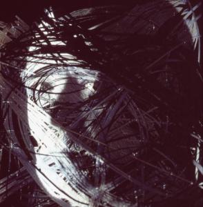 Klaustrofobia. Ritratto maschile - autoritratto dell'artista proiettato sul fondale "Spaghetti". Luce grigio/verde