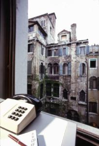Venezia. Interno ufficio con telefono
