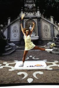 Campagna pubblicitaria Ellesse. Fotomodella indossa completo da tennis - scalinata con fontana