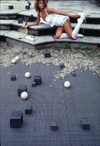 Campagna pubblicitaria Ellesse. Fotomodella indossa completo intimo - scarpe tennis - palline da tennis e cubi sparsi